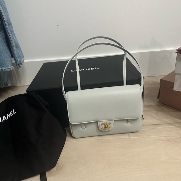 CHANEL Light green/grey Leather Shoulder Bag with Gold Logo - Picture 5 of 10